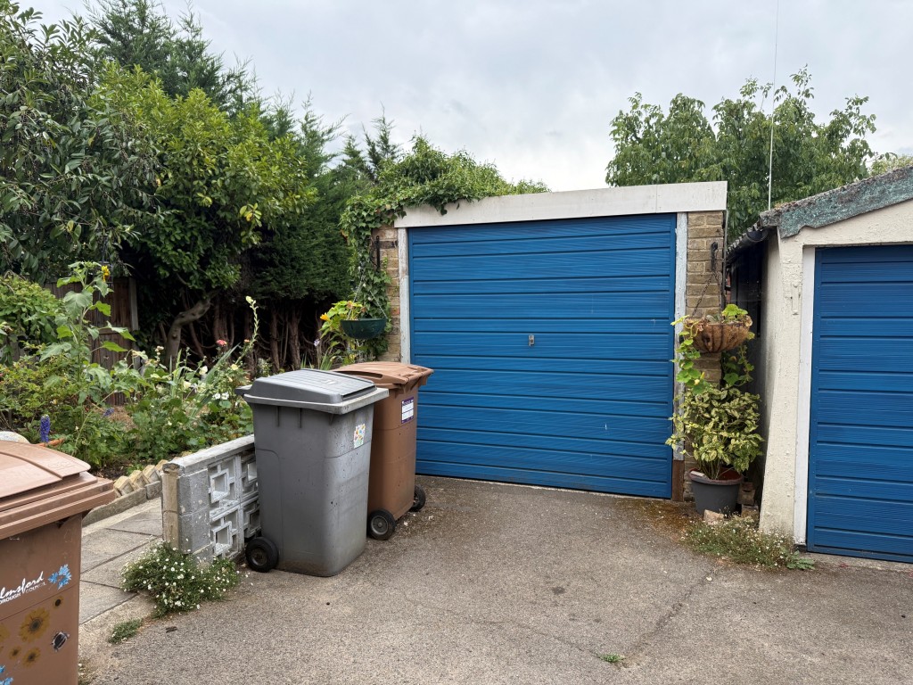 Lot: 84 - SEMI-DETACHED HOUSE FOR IMPROVEMENT - Detached single garage with up and over door